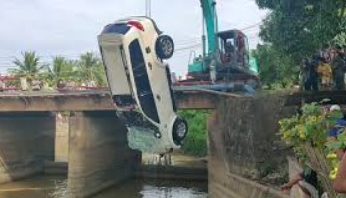 Panik Usai Pajero Nyemplung Sungai, Pengemudi Wanita Kabur dan Belum Ditemukan
