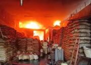 Gudang Kemiri di Semampir Ludes Terbakar, Kerugian Capai Ratusan Juta Rupiah