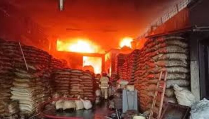 Gudang Kemiri di Semampir Ludes Terbakar, Kerugian Capai Ratusan Juta Rupiah