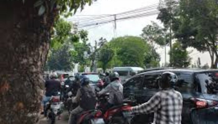 Kemacetan Parah Arah PTC Surabaya, Pengendara Terjebak hingga 30 Menit