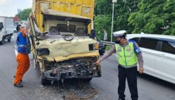 Kabin Truk Lepas Usai Tabrak Pembatas di Tol Waru–Perak, Lalu Lintas Sempat Macet