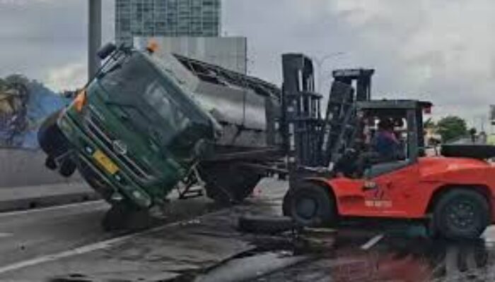 Truk Bahan Kimia Terguling di Exit Tol Waru Dievakuasi, Pembersihan Sisa Cairan Masih Berlangsung