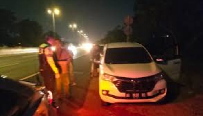 Dikejar Polisi Bak Film Aksi, Pengemudi Xenia Tabrak Portal Tol di Sidoarjo