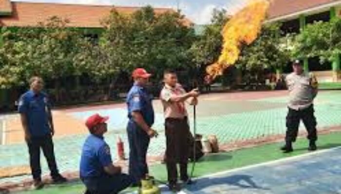 Bhabinkamtibmas Polsek Tandes Dukung Edukasi Kebakaran Dini di SMPN 26 Surabaya