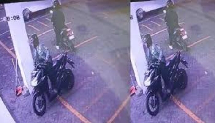 Motor Raib Saat Belanja Pagi, Aksi Dua Curanmor di Minimarket Surabaya Terekam CCTV