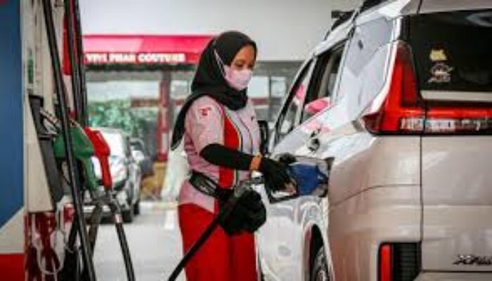 Harga BBM Turun Serentak di Seluruh Indonesia, Pertamax Kini Rp12.400 per Liter