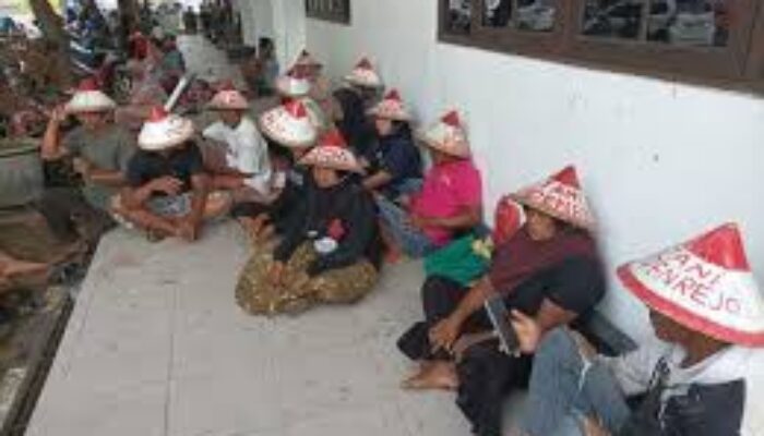 Rumah Petani Dirobohkan Preman, Puluhan Warga Pati Mengadu ke Bupati