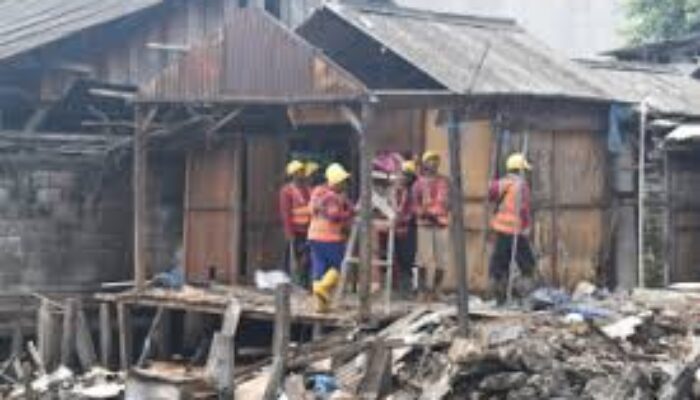 Bangunan Liar di Bantaran Sungai Kalianak Surabaya Mulai Dibongkar Mandiri, Relokasi Warga Segera Dilakukan