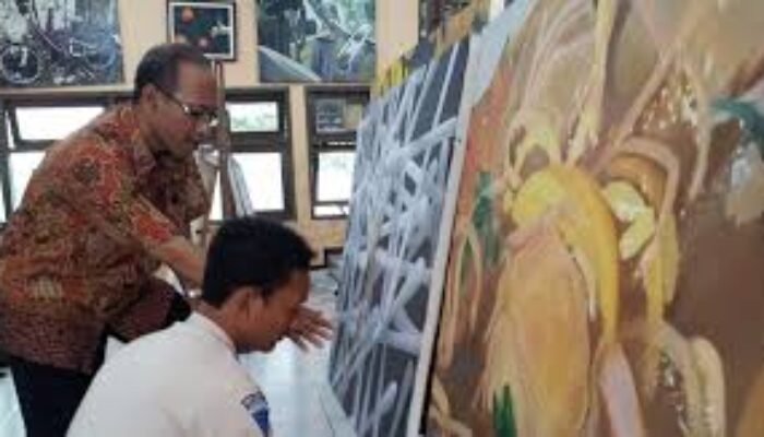 Pensiunan Guru SMKN 12 Surabaya Pamerkan 16 Lukisan Kontemporer, Karyanya Tembus Swedia dan Brasil