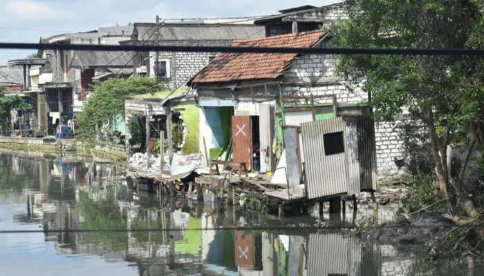 Satpol PP Surabaya Bongkar Bangunan Liar di Bantaran Sungai Kalianakgkaran