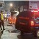 seorang pria memfoto petugas keamanan dan personel polisi yang melakukan olah tkp di tunjungan plaza 3 surabaya 1747018532299 169