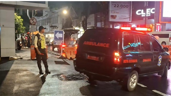 seorang pria memfoto petugas keamanan dan personel polisi yang melakukan olah tkp di tunjungan plaza 3 surabaya 1747018532299 169
