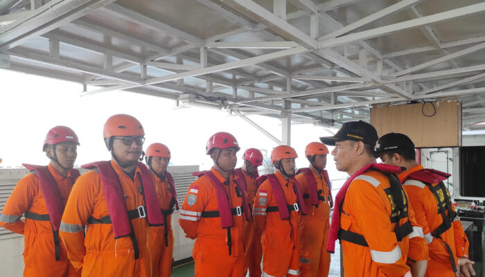 KN SAR 225 Widura BASARNAS Kembali Dikerahkan Mencari Satu Korban Tenggelam di Perairan Laut Gresik