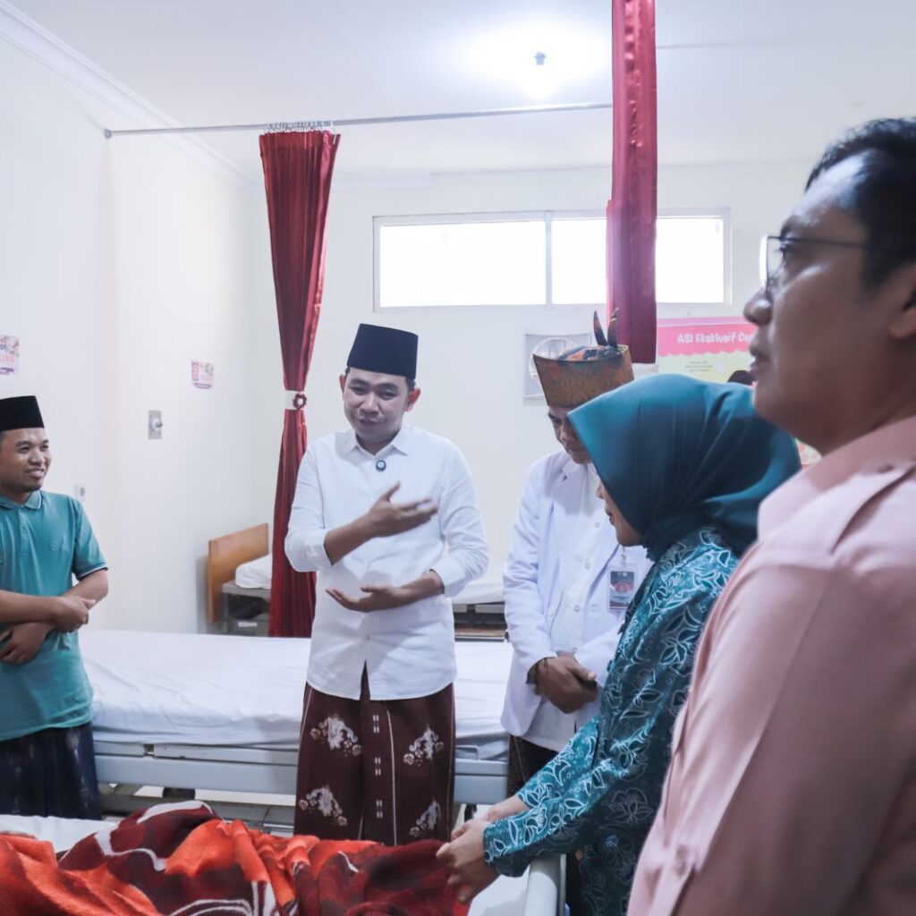 Ngantor di Kecamatan Silo, Gus Fawait Bawa Ratusan Bantuan
