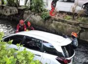 Mobil Tercebur ke Sungai di Nginden Surabaya, Diduga Akibat Pengaruh Alkohol