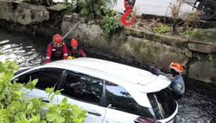 Mobil Tercebur ke Sungai di Nginden Surabaya, Diduga Akibat Pengaruh Alkohol