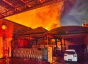 Pabrik Kecap Kenarie di Surabaya Terbakar, 14 Unit Damkar Diterjunkan Cegah Api Meluas