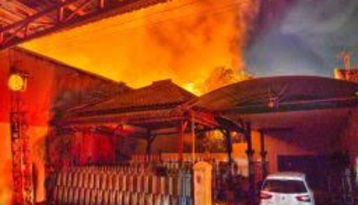 Pabrik Kecap Kenarie di Surabaya Terbakar, 14 Unit Damkar Diterjunkan Cegah Api Meluas
