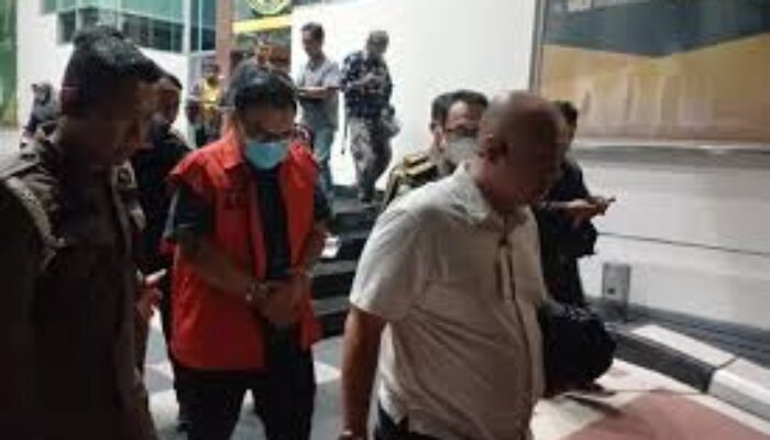 Terima Gratifikasi Rp 3,6 Miliar, Mantan Pejabat Dinas PU Surabaya Ditahan Kejati Jatim