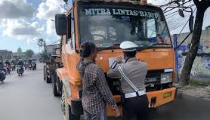 Langgar Jam Larangan, 19 Truk Ditilang Saat Melintas di Kalianak dan Karang Tembok Surabaya