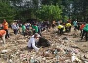 Respons Keluhan Banjir Sampah, Pemprov Jatim Gelar Aksi Bersih-Bersih di Pantai Gemah Tulungagung