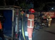 Lewat Jalan Bergelombang, Truk Colt Diesel Terguling di Kedurus Surabaya
