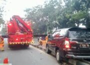 Mobil Innova Naik Separator di Jalan Gunungsari Surabaya, Diduga Sopir Mengantuk