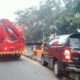 Mobil Innova Naik Separator di Jalan Gunungsari Surabaya, Diduga Sopir Mengantuk