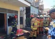 Rumah Kos Terbakar di Kawasan Padat Surabaya, Petugas Damkar Jebol Tembok