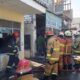 Rumah Kos Terbakar di Kawasan Padat Surabaya, Petugas Damkar Jebol Tembok