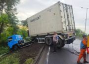 Ban Selip, Truk Kontainer Terperosok ke Parit di Tol Satelit Surabaya