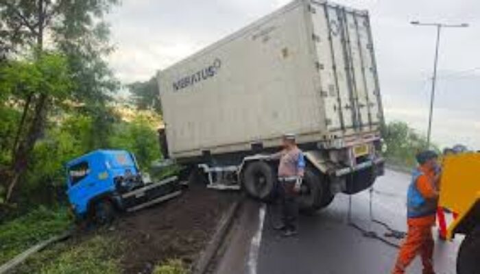 Ban Selip, Truk Kontainer Terperosok ke Parit di Tol Satelit Surabaya