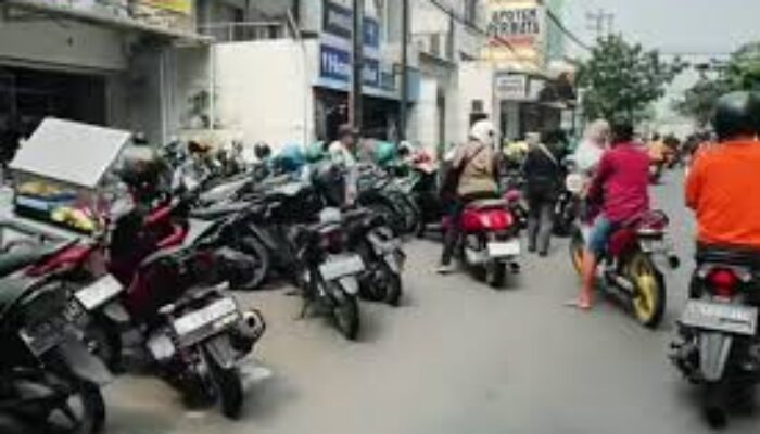 Parkir di Depan RSUD Soewandhie Sebabkan Kemacetan, Warga Surabaya Geram