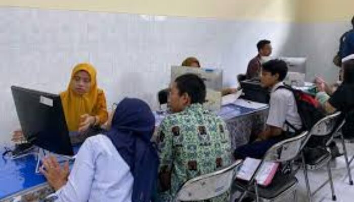 Viral! Wali Murid Antre Sejak Subuh Demi PIN SPMB di SMA Surabaya, Sistem Dinilai Tak Efisiens