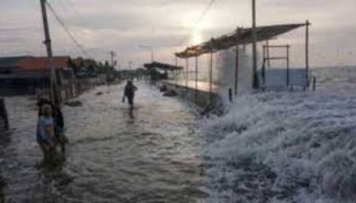 Antisipasi Banjir Rob, Polres Pelabuhan Tanjungperak dan BMKG Lakukan Pemantauan Pesisir Surabaya