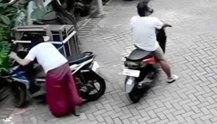 Maling Bersarung Gagal Gasak Motor di Surabaya, Kunci T Patah dan Aksi Terekam CCTV