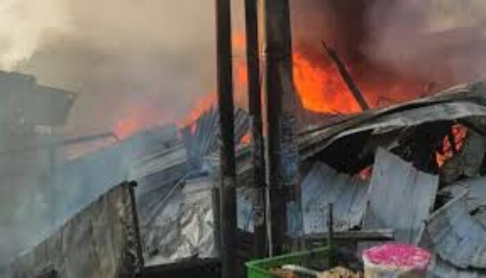 Gudang Barang Bekas di Medayu Utara Surabaya Terbakar, Pemilik Alami Luka Bakar