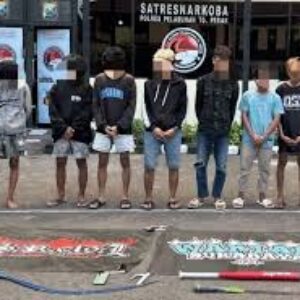 Delapan Remaja Diamankan Saat Hendak Tawuran di Surabaya, Polisi Temukan Sajam dan Bendera Geng