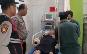 Eksi Wulan Juli saat mendapatkan perawatan medis.