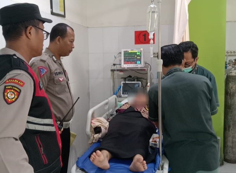 Eksi Wulan Juli saat mendapatkan perawatan medis.