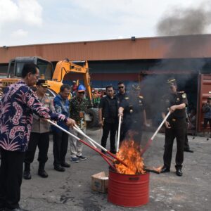 Kejari Tanjung Perak Gelar Giat Pemusnahan Barang Bukti Tindak Pidana Cukai Rp29 M