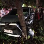 Mobil Avanza Tabrak Pohon di Jalan Dupak Rukun, Penumpang Alami Luka Sobek di Kening