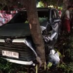 Mobil Avanza Tabrak Pohon di Jalan Dupak Rukun, Penumpang Alami Luka Sobek di Kening