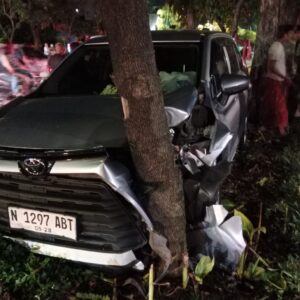 Mobil Avanza Tabrak Pohon di Jalan Dupak Rukun, Penumpang Alami Luka Sobek di Kening