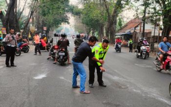 Petugas Unit Laka Satlantas Polresta Sidoarjo Saat melakukan olah TKP dijalur tengkorak Jalan Raya Kemerakan Krian