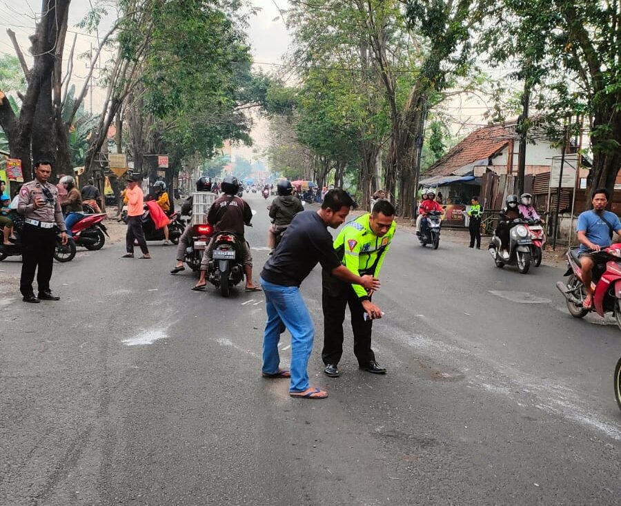 Petugas Unit Laka Satlantas Polresta Sidoarjo Saat melakukan olah TKP dijalur tengkorak Jalan Raya Kemerakan Krian