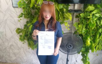 Korban menunjukkan bukti surat aduan masyarakat ke Polsek Taman