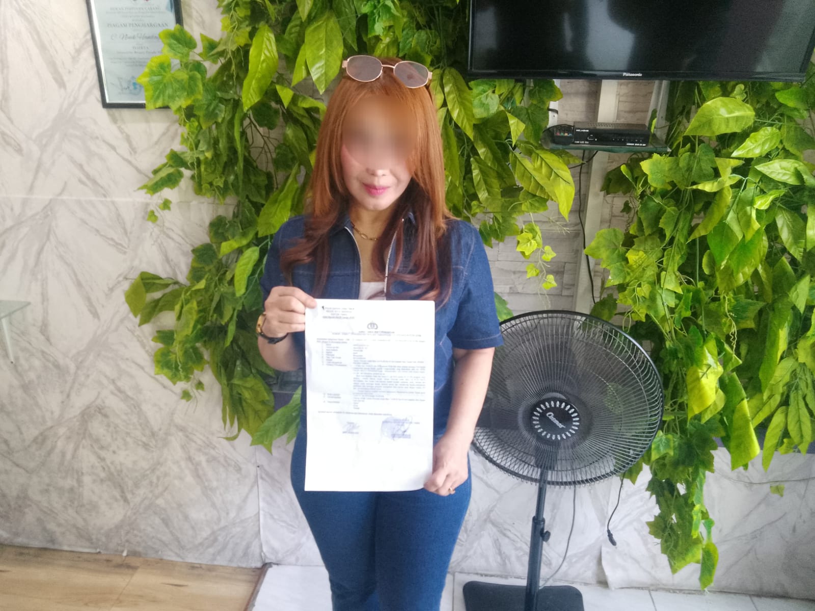 Korban menunjukkan bukti surat aduan masyarakat ke Polsek Taman