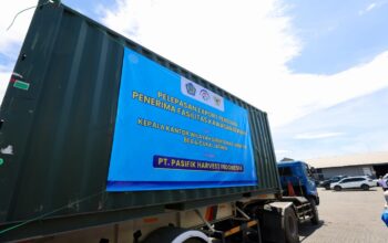 Truk pengangkut olahan ikan.