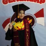 Dari Pabrik ke Podium Wisuda: Rena, Anak Buruh yang Jadi Lulusan Terbaik FH UNEJ